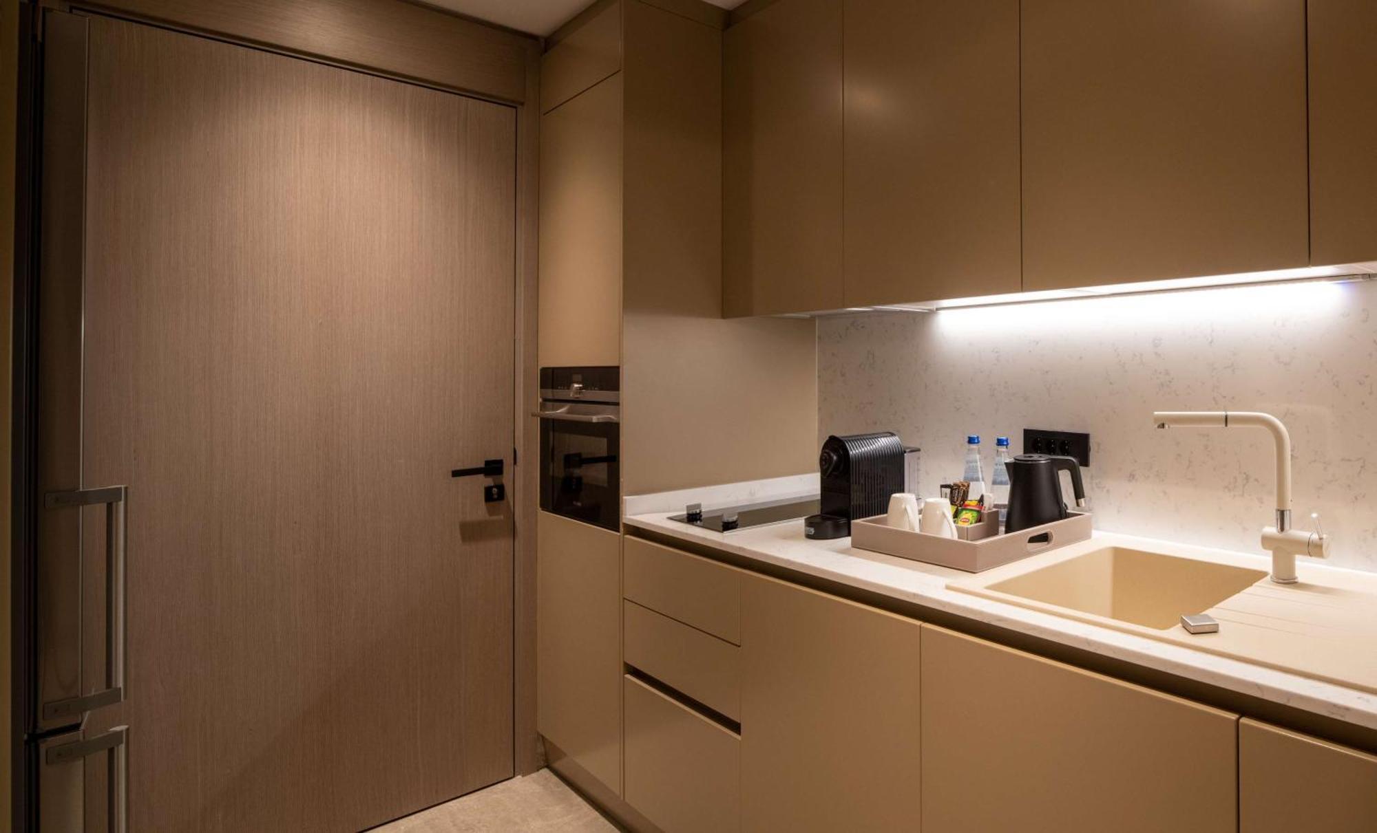Hilton Mall Of Istanbul Ngoại thất bức ảnh Kitchenette in a hotel room