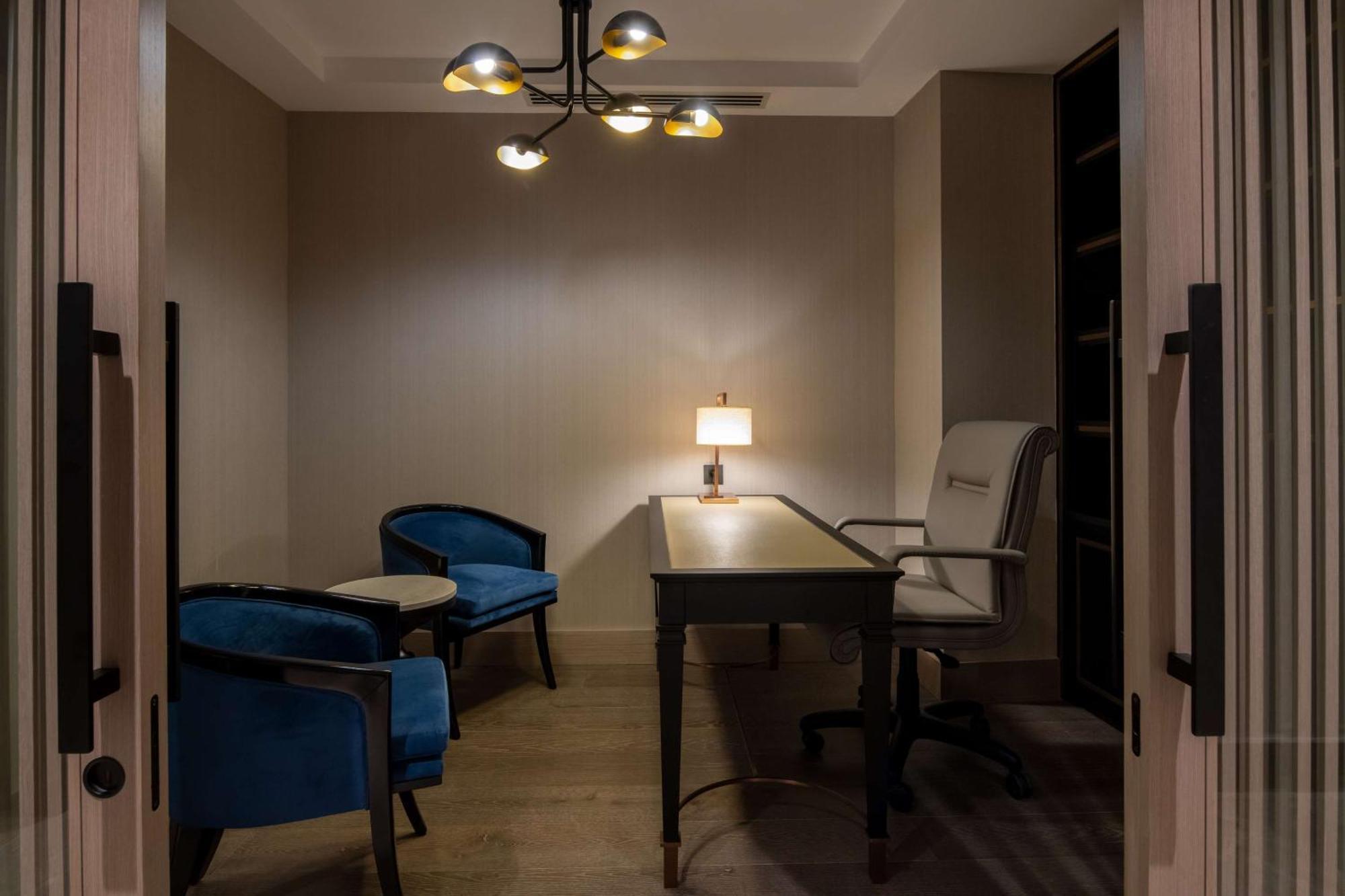 Hilton Mall Of Istanbul Ngoại thất bức ảnh The interior of the office of the President of the University of Novi Sad