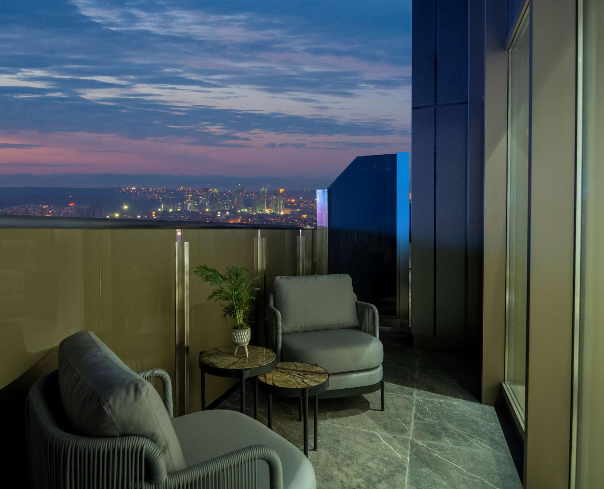 Hilton Mall Of Istanbul Ngoại thất bức ảnh View from the balcony of a Sky Suite